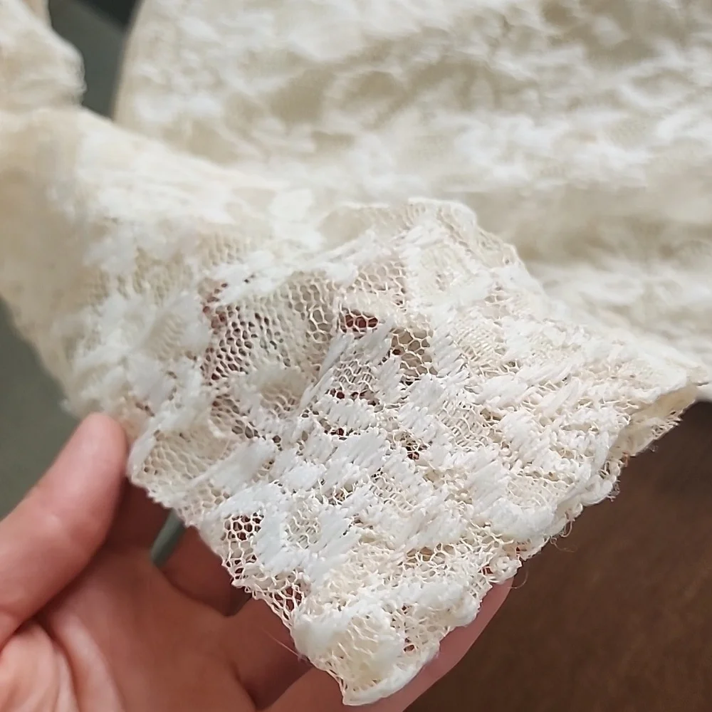 Hollister XS Delicate Lace Cream Long Sleeve Crop Top